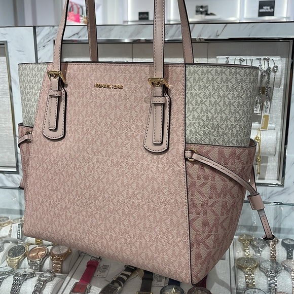 Michael Kors Voyager Large Color-Block Signature Logo Tote Bag
Powder Blush Mult - Picture 3 of 16